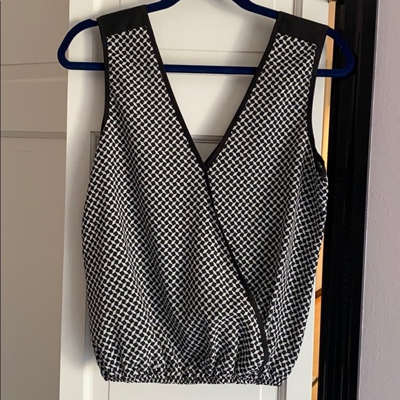 Black and white print blouse. - Picture 2 of 4